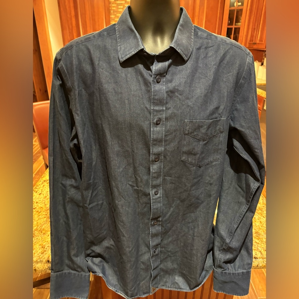 UNTUCKit men’s‎ button front shirt. Sharp Navy Blue with logo. Large